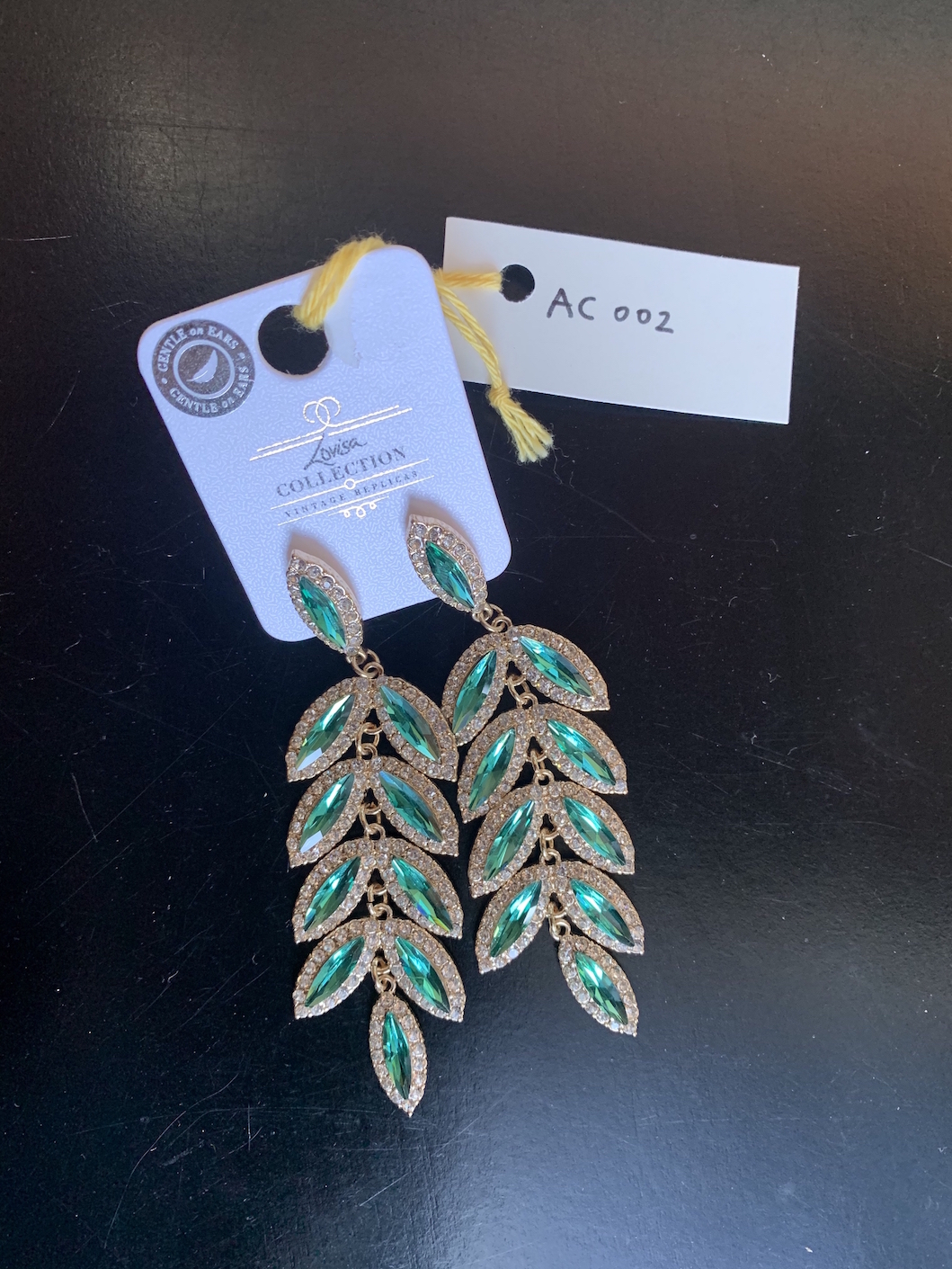Anting anting motif daun