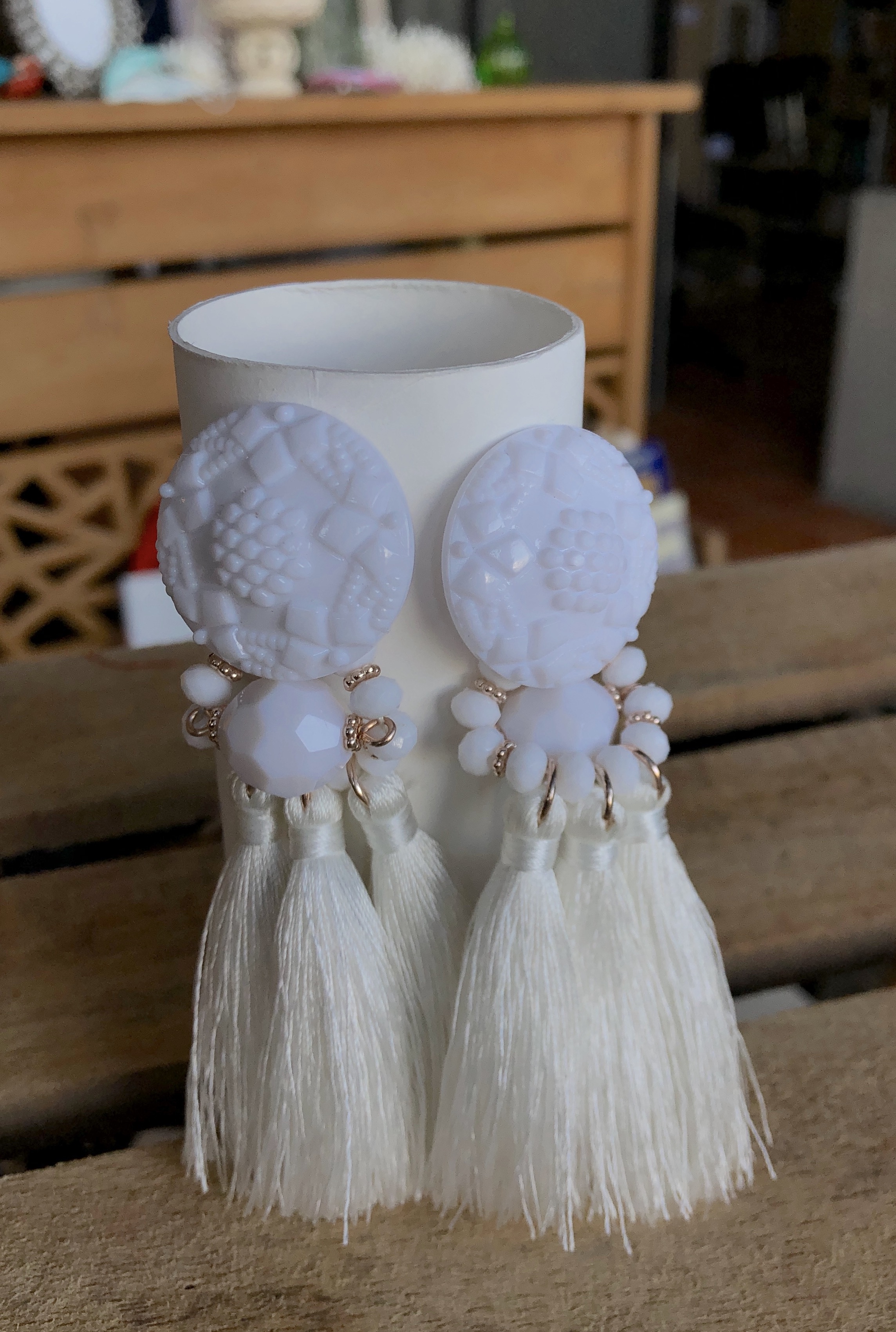 Anting wanita putih