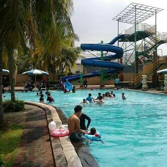 Kolam Renang Bukit Rivaria Wisata Depok