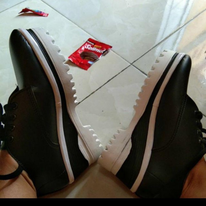 SEPATU BOOT DOCMART HITAM 3