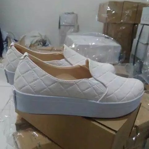 SEPATU KETS CHANEL PUTIH 2