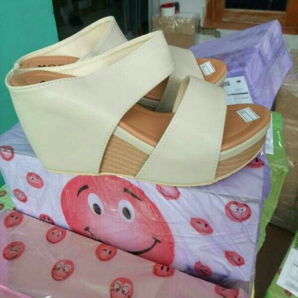 WEDGES BAN warna krem 2