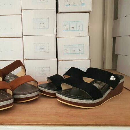Wedges JH124 Hitam 2