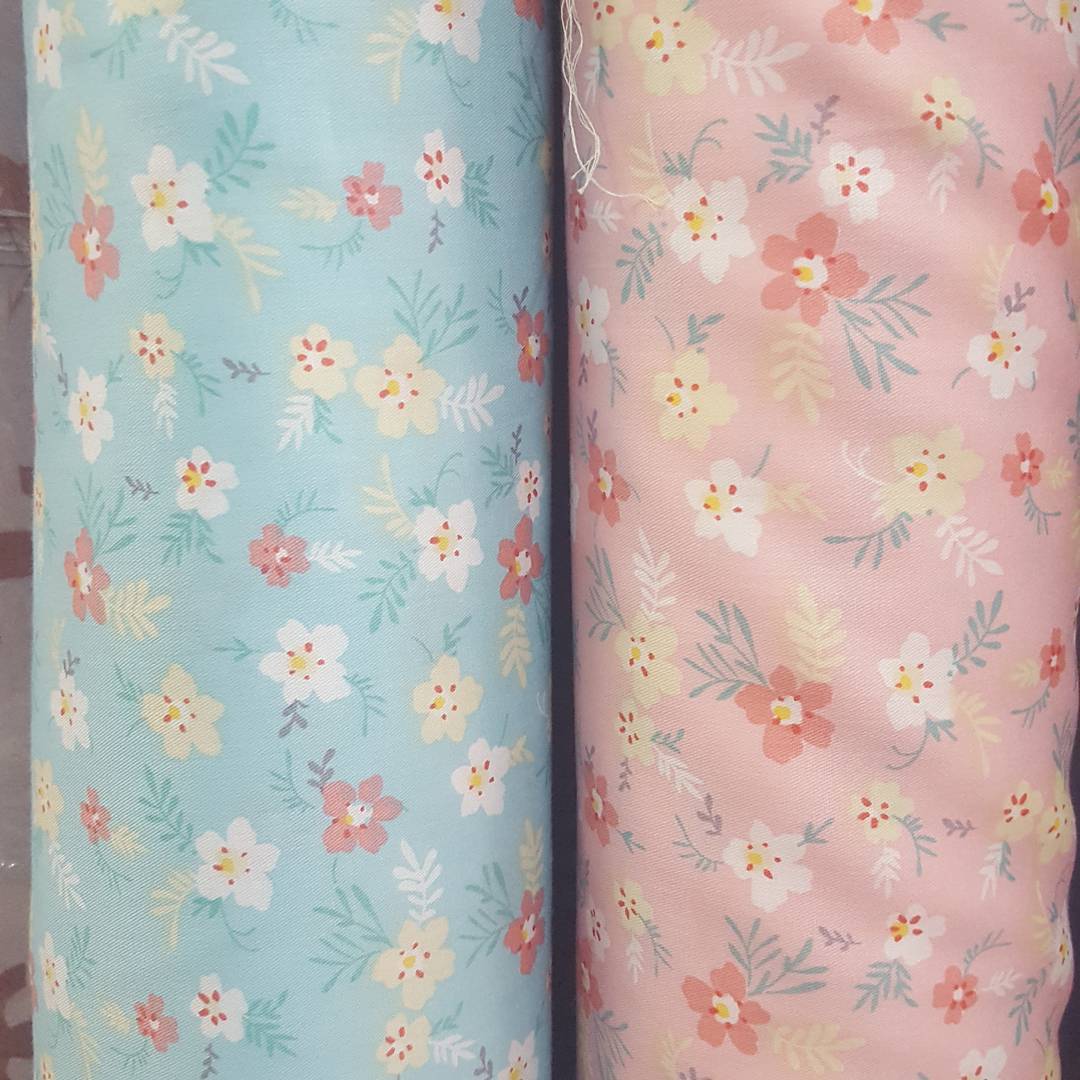 Sprei Motif Bunga Kecil Pink atau Biru