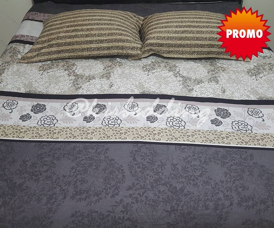 Sprei Motif Bunga-bunga Biru Tua