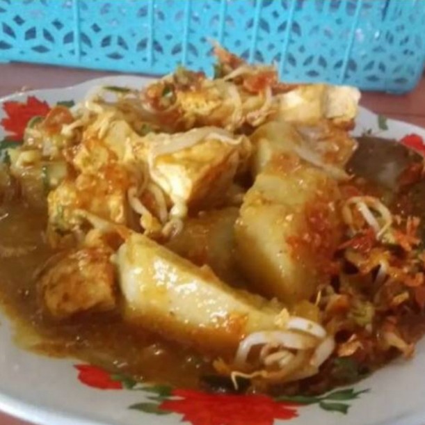 Lontong Tahu Bumbu Kacang