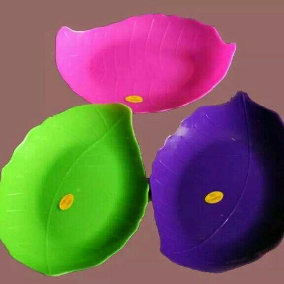 1 Lusin Piring Daun Plastik