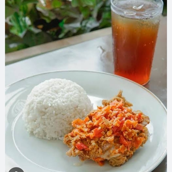 AYAM GEPREK DAN ES TEH 