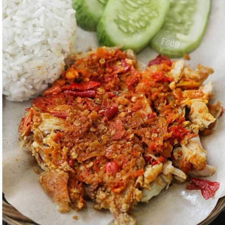 AYAM GEPREK DAN NASI