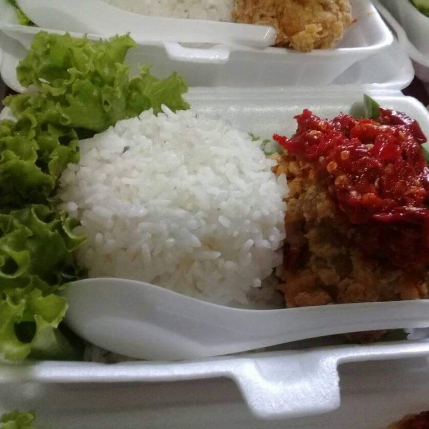 AYAM GEPREK RUMAH VINA