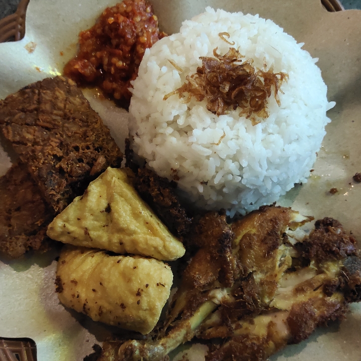 AYAM PENYET 