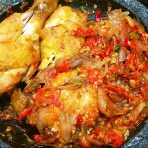 AYAM PENYET SAMBEL BAWANG