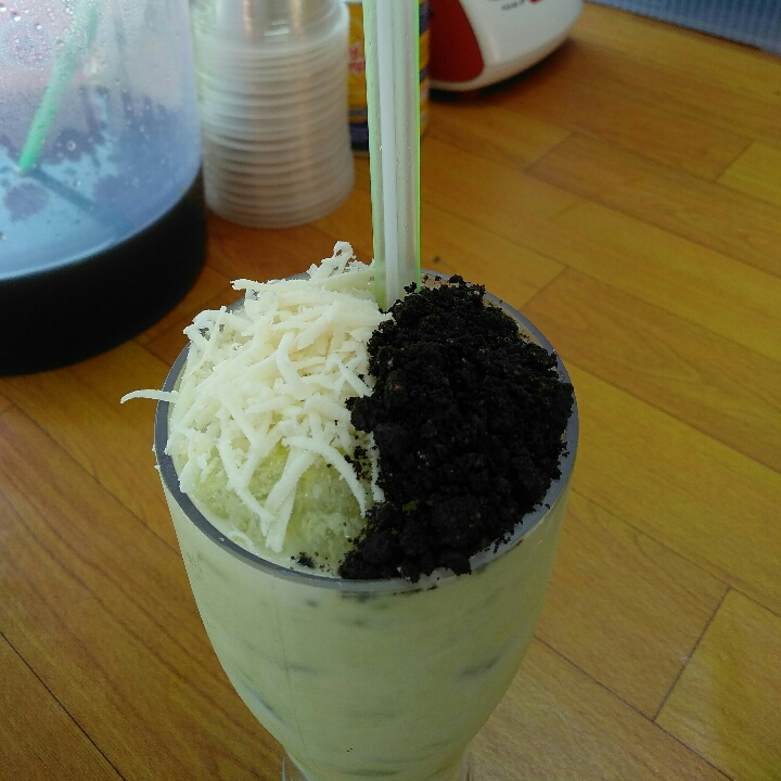 Alpukat kocok toping mix 
