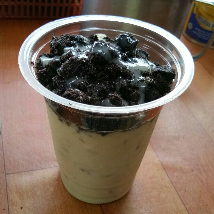Alpukat kocok toping oreo