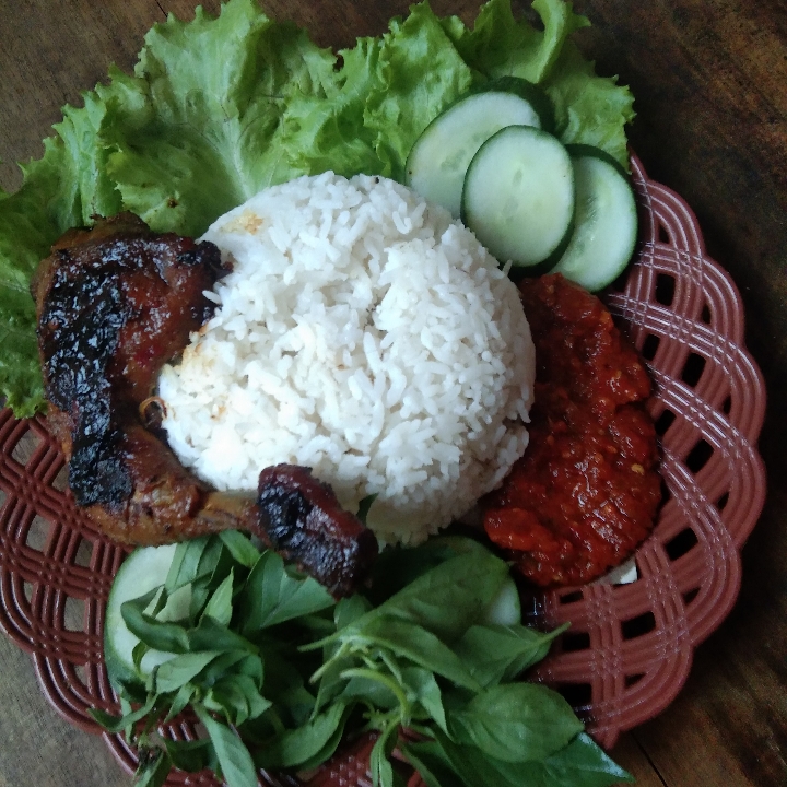 Ayam Bakar Dengan Nasi 