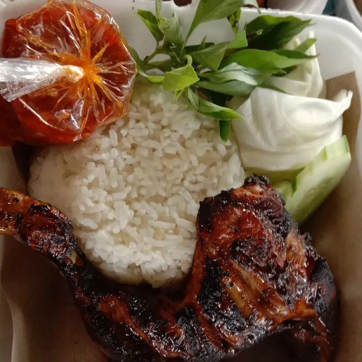 Ayam Bakar Dengan Nasi
