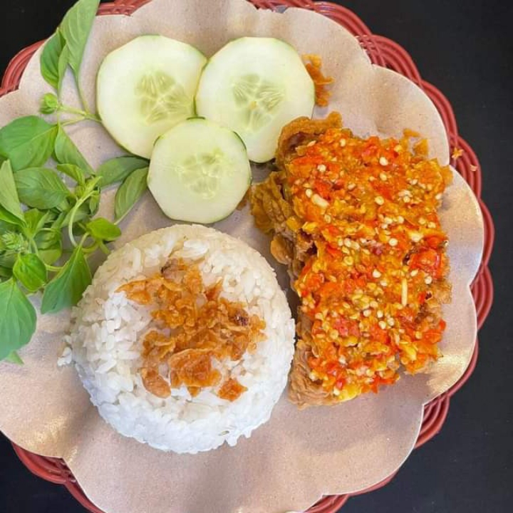 Ayam Geprek Komplit Nasi Pulen