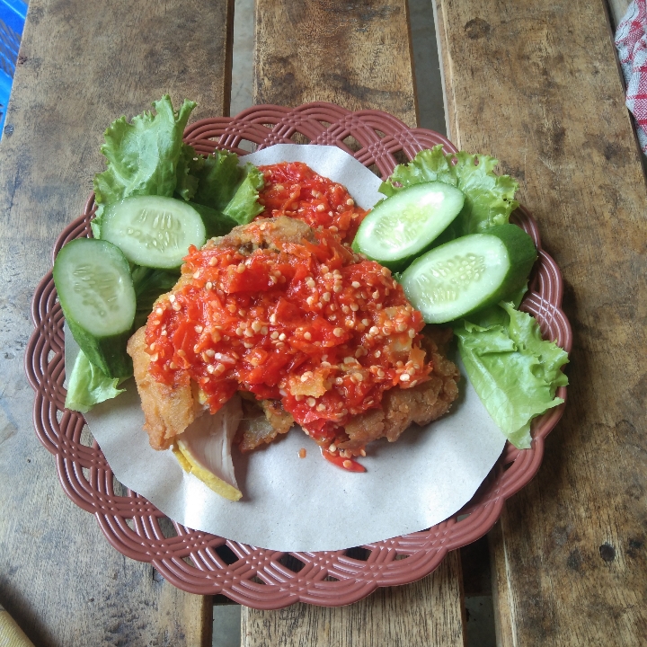 Ayam Geprek Dengan Nasi Jumbo