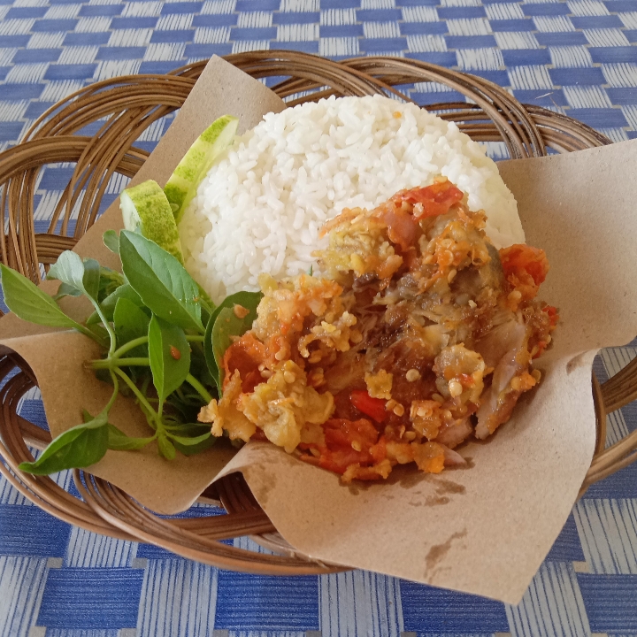 Ayam Geprek Nasi Lalapan