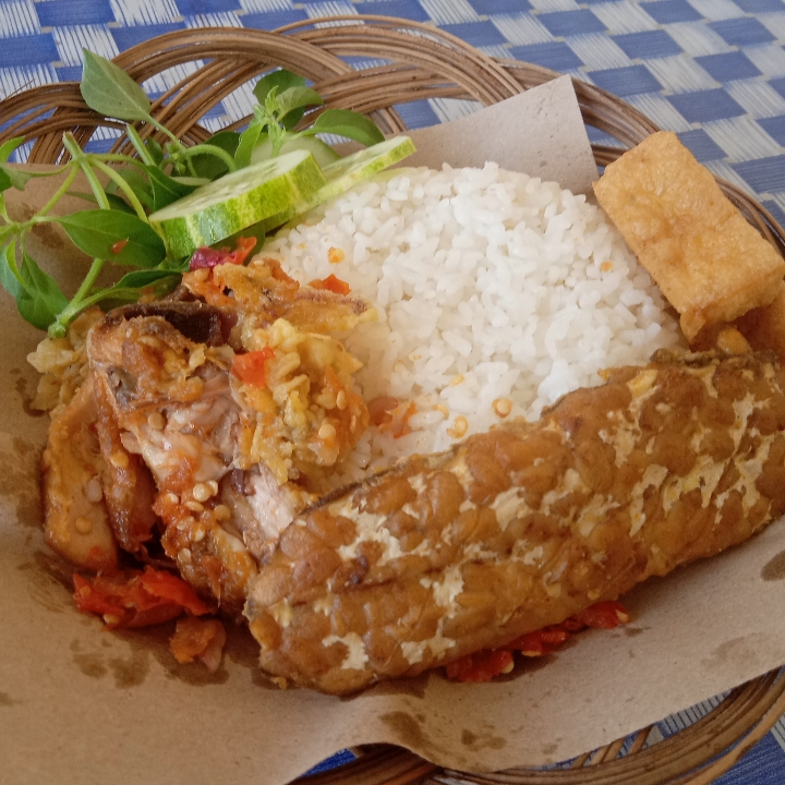 Ayam Geprek Nasi Lalapan Tahu Tempe