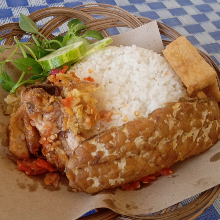 Ayam Geprek Nasi Lalapan Tahu Tempe Teh