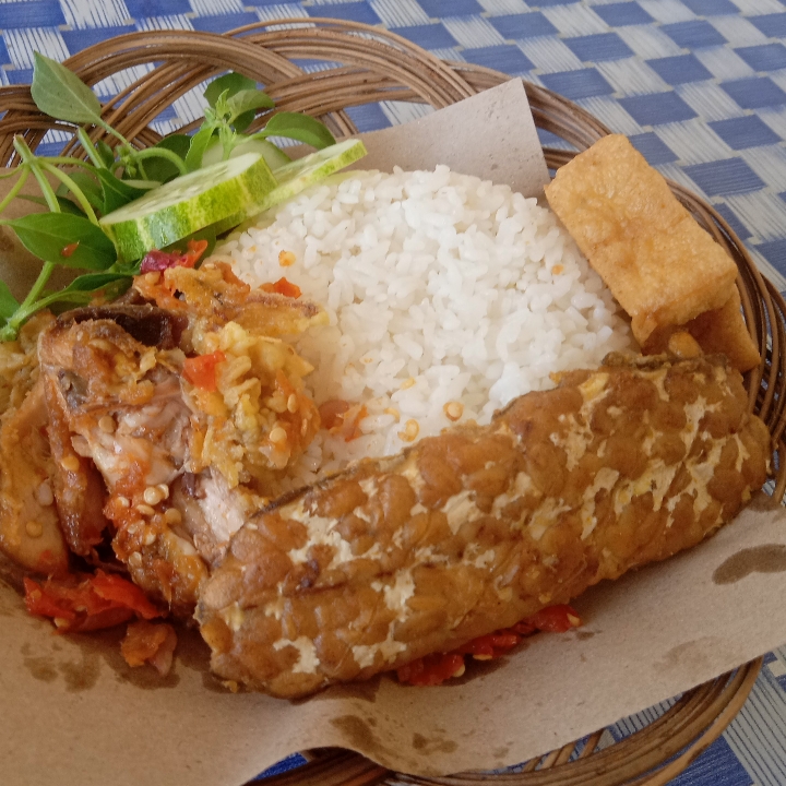 Ayam Geprek Nasi Lalapan Tahu Tempe Teh