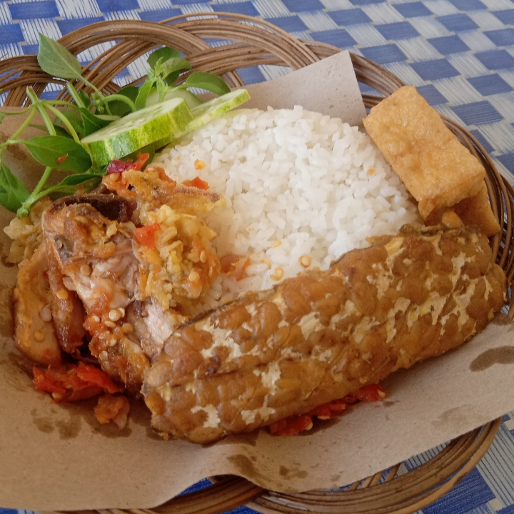Ayam Geprek Nasi Uduk Lauk Tahu Tempe  Jeruk