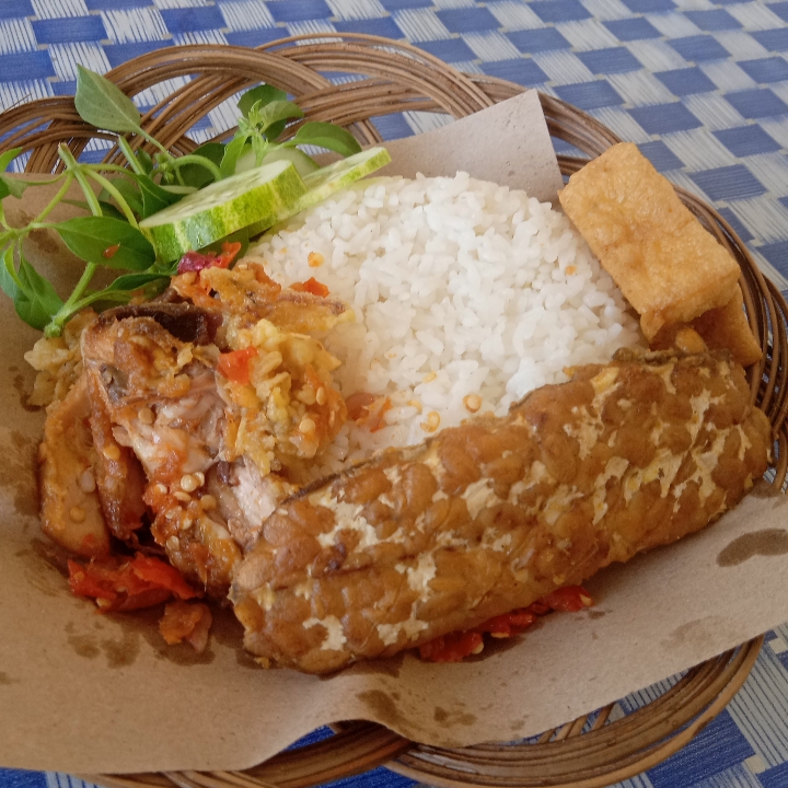 Ayam Geprek Nasi Uduk Lauk Tahu Tempe