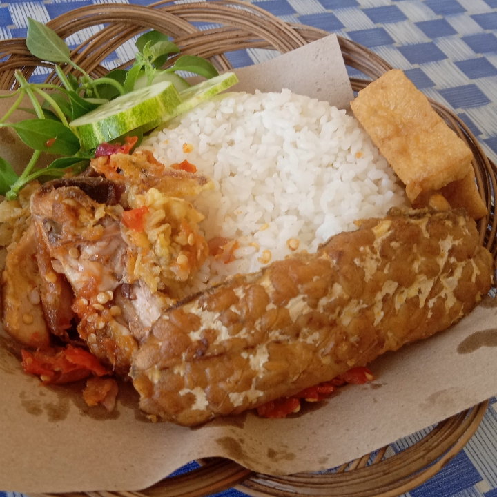 Ayam Geprek Nasi Uduk Lauk Tahu Tempe Teh