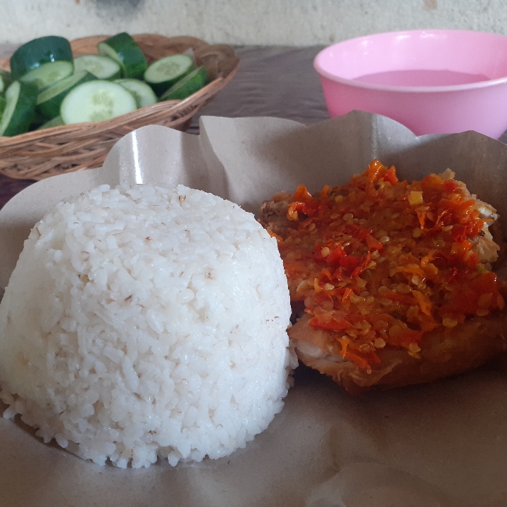 Ayam Geprek Pedas Gigit