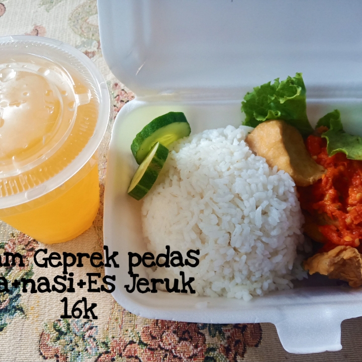 Ayam Geprek Pedas Gila Lengkap Tambah Jeruk