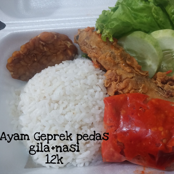 Ayam Geprek Pedas Gila Pakai Nasi 