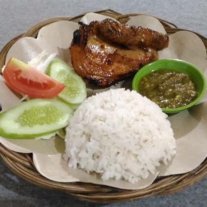 Ayam Goreng Cabe ijo Pakai Nasi