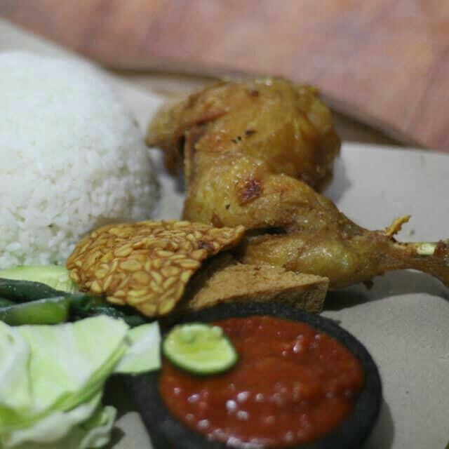 Ayam Goreng Dan Nasi Lalah Ngawag