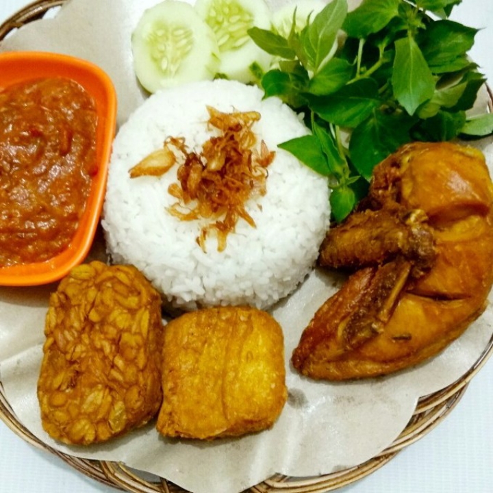 Ayam Goreng Dengan Nasi 