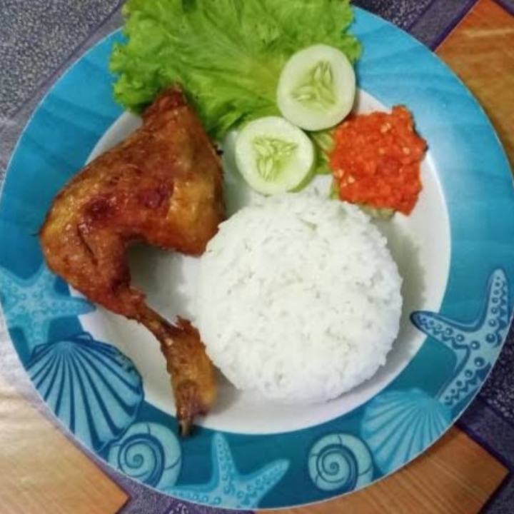 Ayam Goreng Lalapan Dengan Nasi