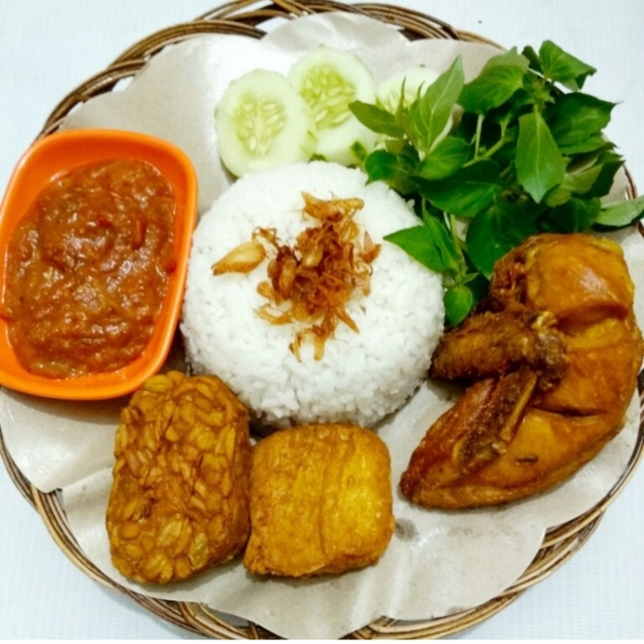 Ayam Goreng Pakai Nasi