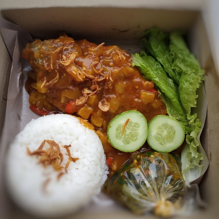 Nila Saus Asam Manis Plus Nasi