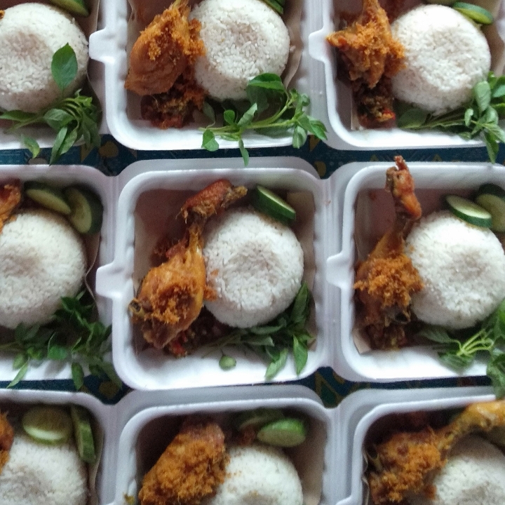 Ayam Penyet Dan Serundeng