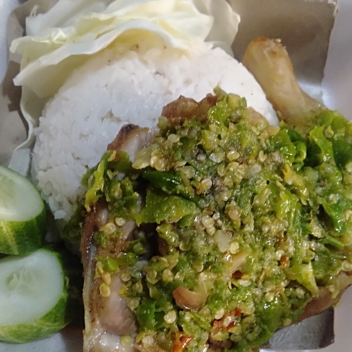 Ayam Penyet Sambel Ijo Dengan Nasi 3