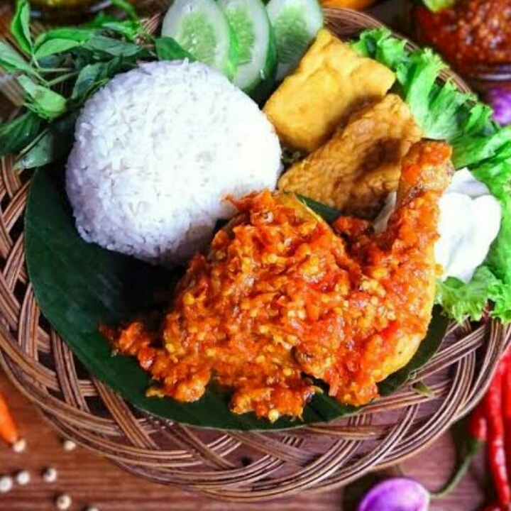 Ayam Penyet Komplit