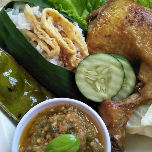 Ayam Penyet Nasi Uduk