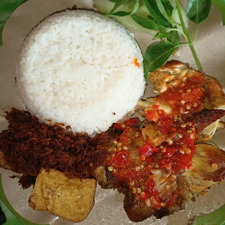 Ayam Penyet Plus Nasi