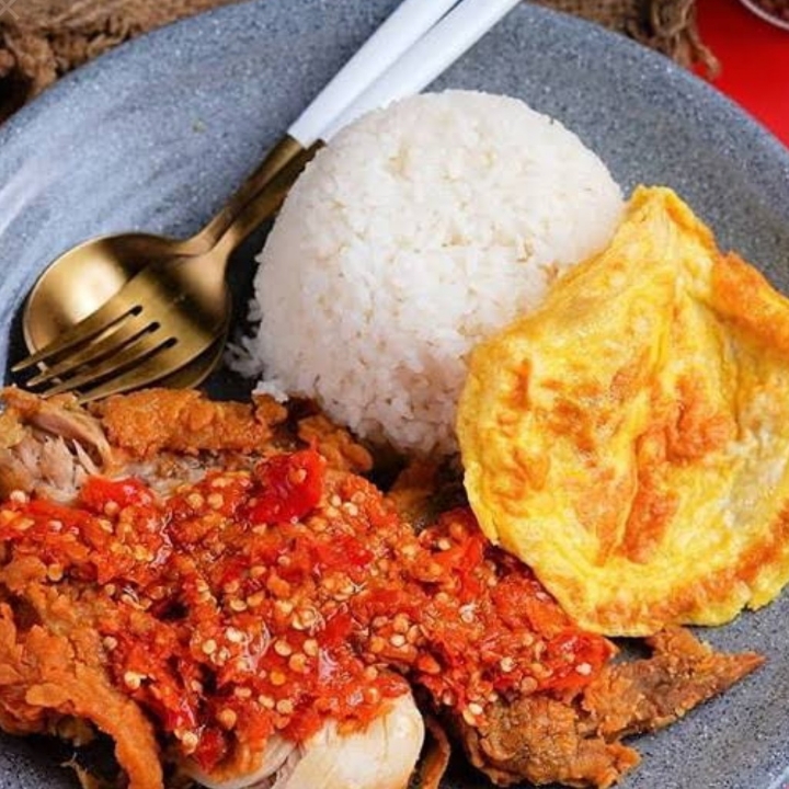Ayam geprek Nasi telur dadar