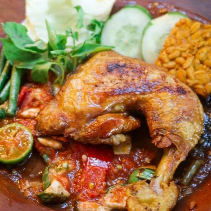 Ayam goreng Lalapan