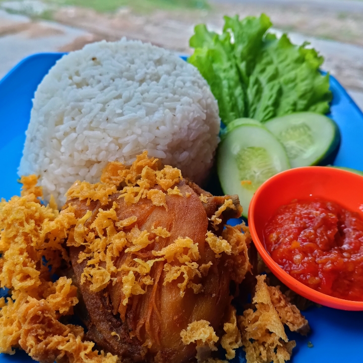 Nasi Ayam kremess