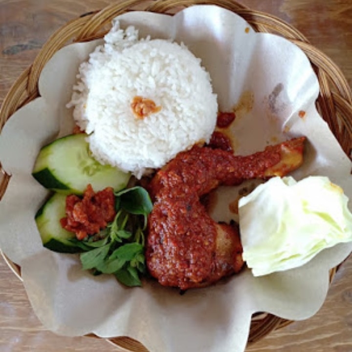 Ayam panggang bumbu merah Dan Nasi
