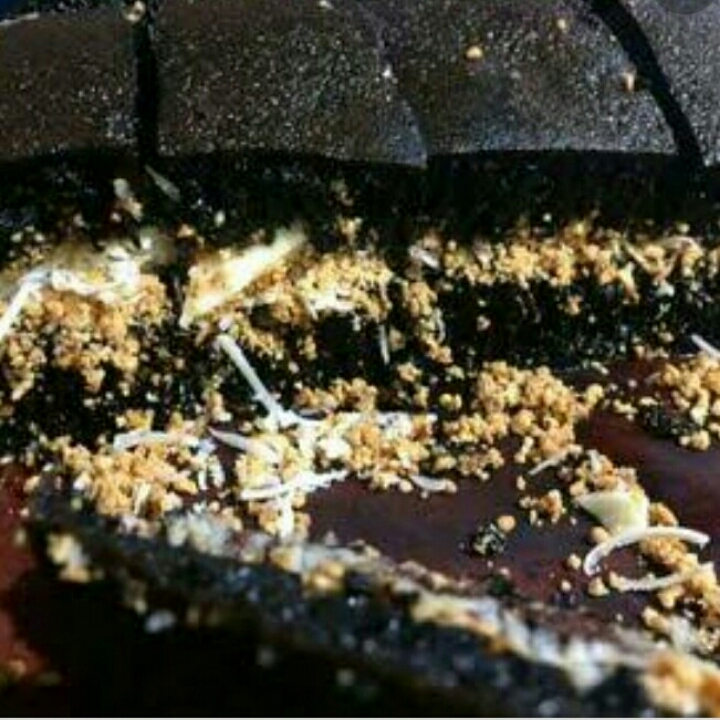 BLACK FOREST KEJU KACANG SUSU 