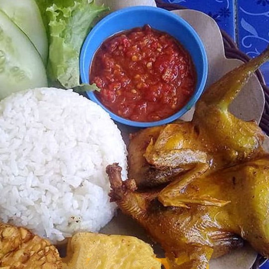 BURUNG PUYUH GORENG LALAPAN