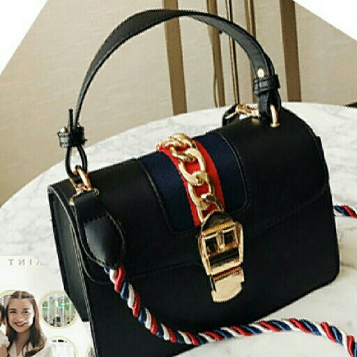 Bag Slempang Guci Chelsea Hitam